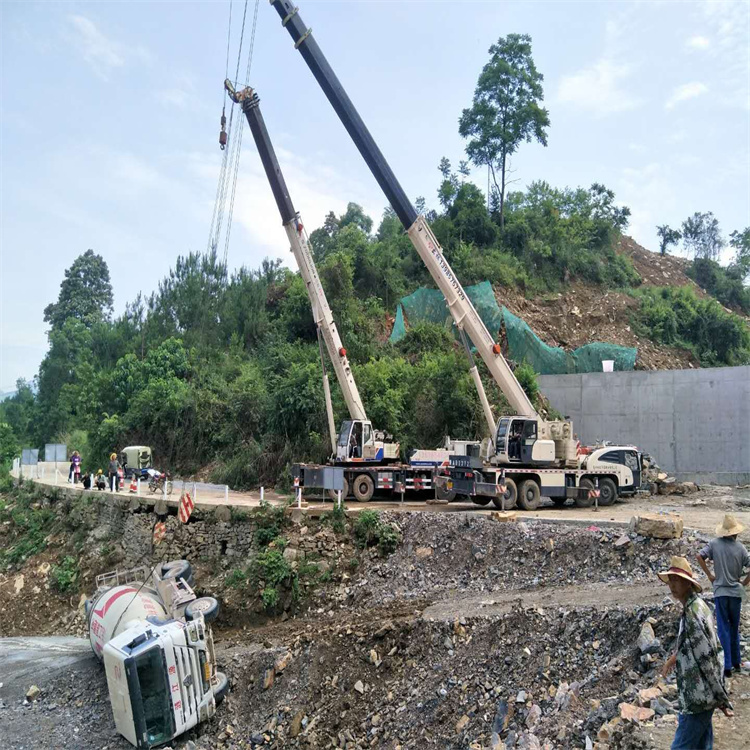 顺庆汽车掉沟里叫吊车救援要多少钱